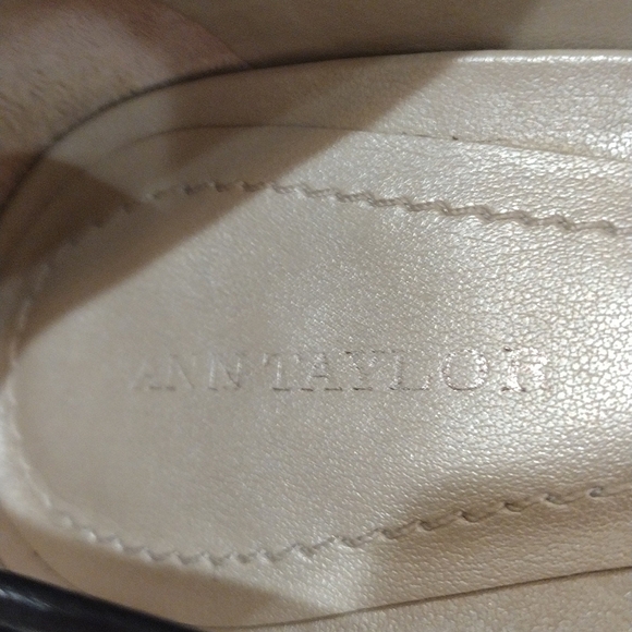 Ann Taylor. Black and White Fabric Low Pump. Size 8M. Like New. - Picture 4 of 8